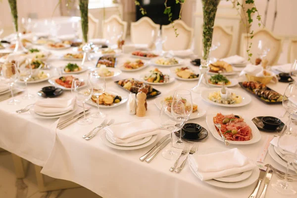 Bord med blandad mat. Bankett i restaurang, bords miljö. Avvikande måltider för gästerna. Färsk mat — Stockfoto