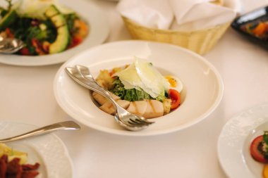 Masada restoranda taze salata. Ziyafet özeti. Domates, arugula, tavuk, avokado, parmesan, karides ile farklı salatalar