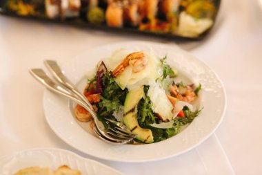 Masada restoranda taze salata. Ziyafet özeti. Domates, arugula, tavuk, avokado, parmesan, karides ile farklı salatalar