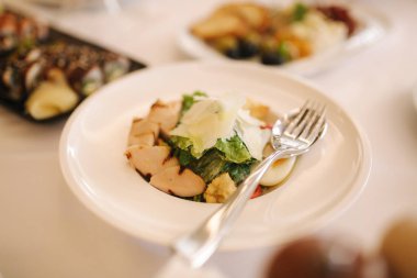 Masada restoranda taze salata. Ziyafet özeti. Domates, arugula, tavuk, avokado, parmesan, karides ile farklı salatalar