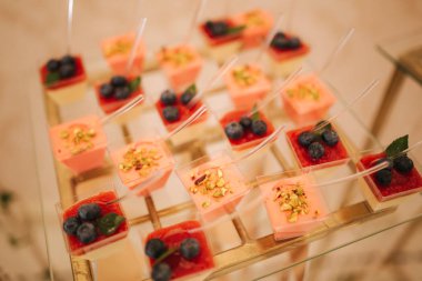 Cam masada farklı tatlı. Tatlı