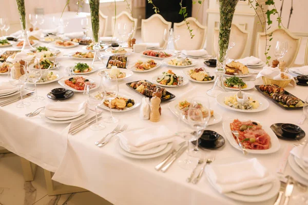 Bord med blandad mat. Bankett i restaurang, bords miljö. Avvikande måltider för gästerna. Färsk mat — Stockfoto