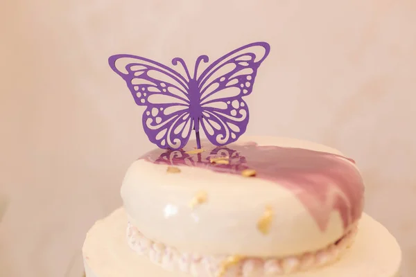 バタフライで飾られた美しいケーキ。白と紫 — ストック写真