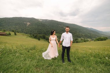 Karpat dağlarında güzel bir düğün çifti. Çekici kadın ile yakışıklı adam