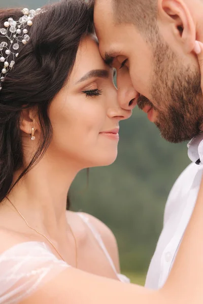 Nahaufnahme Porträt eines schönen Paares in den Bergen. glückliche Frau mit Mann. elegante Frau mit ihrem Mann — Stockfoto