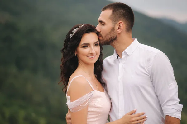 Nahaufnahme Porträt eines schönen Paares in den Bergen. glückliche Frau mit Mann. elegante Frau mit ihrem Mann — Stockfoto