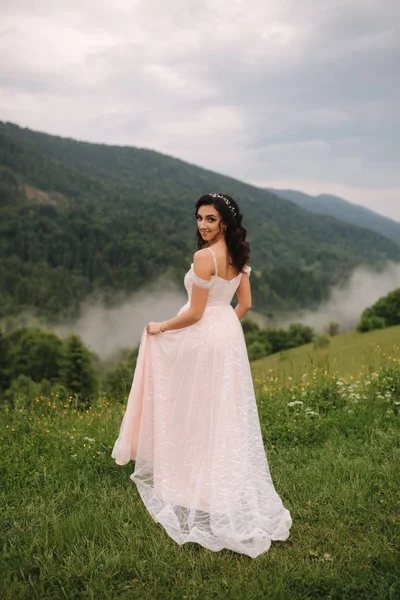 Noiva encantadora em belas montanhas dos Cárpatos. Mulher elegante em vestido bonito — Fotografia de Stock