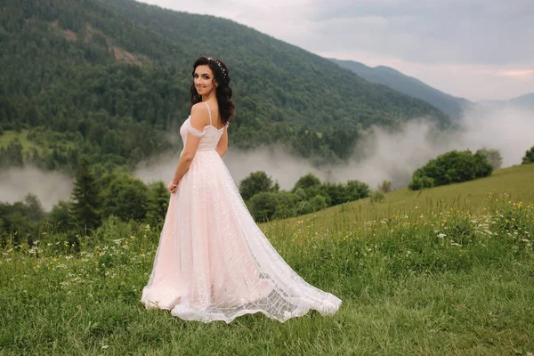 美しいカルパティア山の魅力的な花嫁。美しいドレスでエレガントな女性 — ストック写真