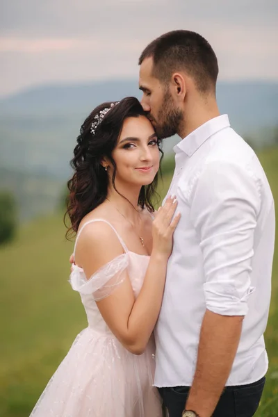 Schönes Hochzeitspaar in den Karpaten. schöner Mann mit attraktiver Frau — Stockfoto