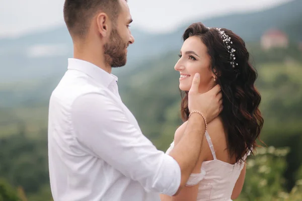 Close-up portret van mooie paar in bergen. Gelukkige vrouw met man. Elegante vrouw met haar man — Stockfoto