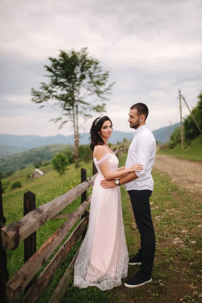 Liebeserklärung eines schönen Paares in den Bergen, schöner bärtiger Mann mit schöner und charmanter Frau — Stockfoto