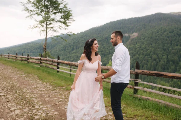 Lovestory de belo casal nas montanhas, Bonito barbudo homem com mulher bonita e encantadora — Fotografia de Stock