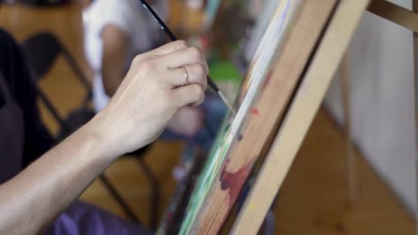 Artista dipinge un quadro di pennello ad olio. Spazzola in mano all'artista maschile. Concetto artistico. Primo piano del quadro pittorico — Video Stock