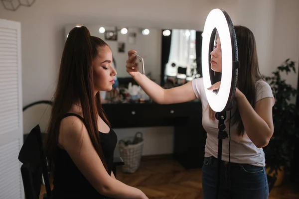 O artista de maquilagem faz uma foto da maquilagem depois do trabalho. Maquiagem artista usar lâmpada anel. Estúdio de beleza — Fotografia de Stock