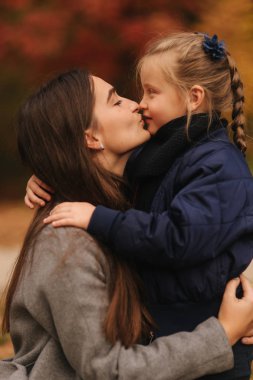İki kız kardeş sonbahar zamanında parkta yürümek. Çocukluk. Sezon ve insanlar consept mutlu bir aile. Orman mutlu kız portresi
