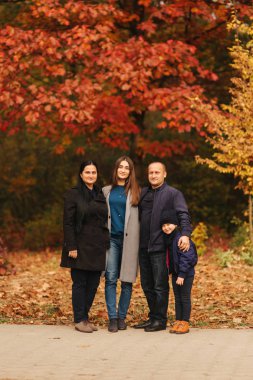 Mutlu bir aile ormanda yürür. Anne baba ve iki kızı tatillerini parkta geçirirler. Renkli arka plan
