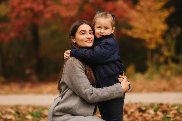 Două surori merg în parc toamna. Copilăria. Sezonul și oamenii consept-fericit familie. Portretul surorilor fericite în pădure — Fotografie, imagine de stoc