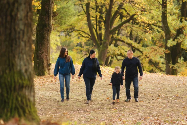 快乐的家庭在公园里散步。妈妈爸爸和两个女儿 — 图库照片