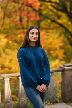 Sonbahar havalarda ormanda yürüyüş güzel kadın model