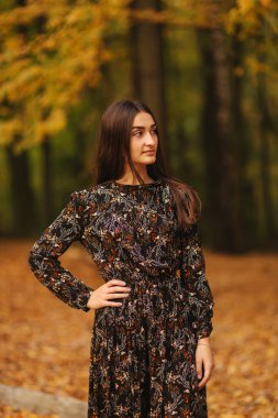 Sonbahar havalarda ormanda yürüyüş güzel kadın model