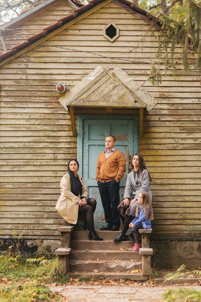 Portrait de famille dans la forêt arrière-plan de la vieille maison. Mère-père et deux filles. Famille heureuse — Photo