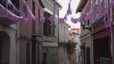 Yaz festivali ip İspanya. Güzel sokaklar. Pembe kurdeleler.