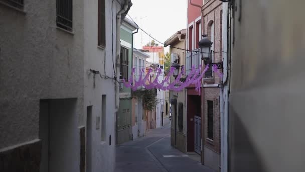 Zomer Festival IP Spanje. Prachtige straten. Roze linten. — Stockvideo