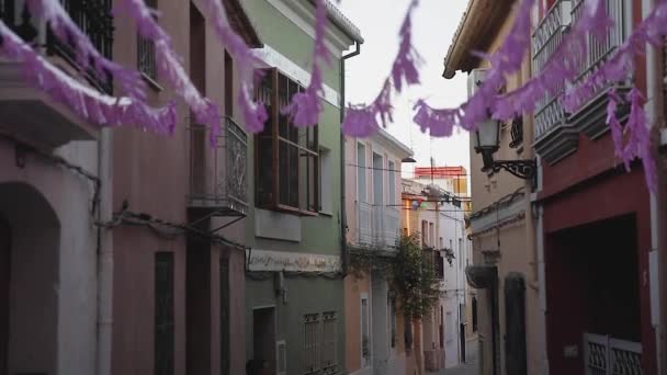 Az IP-spanyol nyári fesztivál. Gyönyörű utcákon. Rózsaszínű szalagok. — Stock videók