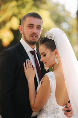 Parkta kocasıyla güzel bir gelin. Sarı ağacın arka planı. Mutlu çift