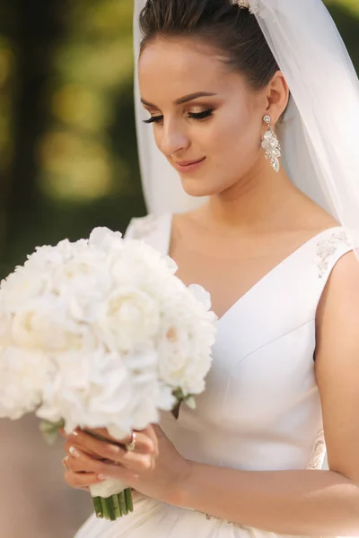 Primo piano del bouquet da sposa nelle mani delle spose — Foto Stock