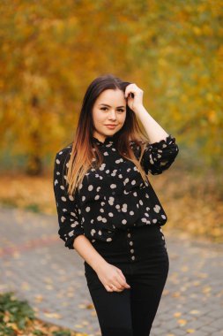 Sonbaharda parkta güzel bir kadın. Mutlu kadın