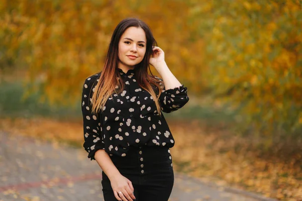 Schöne Frau im Park im Herbst. glückliches Weibchen — Stockfoto