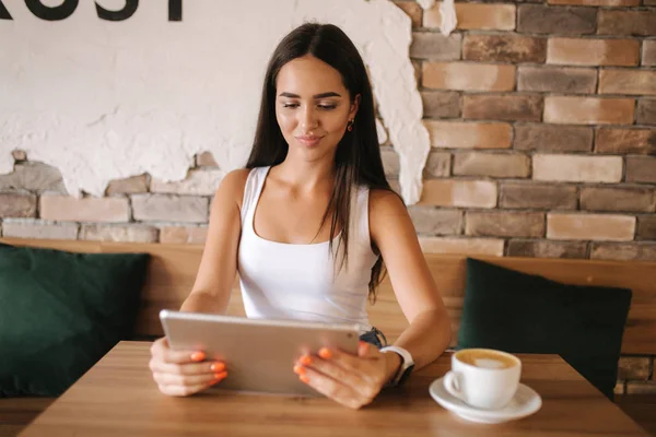 Menina bonita usar tablet no café. Relógio feminino online. Estudante no café usando wifi — Fotografia de Stock