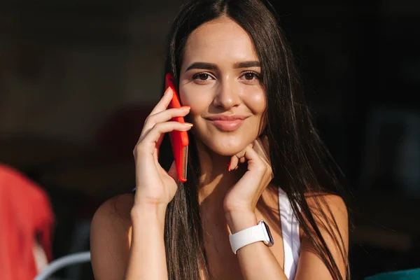 Hermosa morena hablando por teléfono en el café. Cerrar ou de mujer usando el teléfono — Foto de Stock