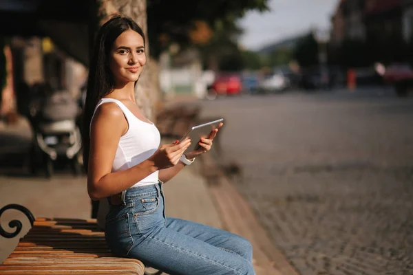 Mooi meisje gebruik Tablet buiten. Vrouw zittend op de Bank. Warme zomerdag — Stockfoto