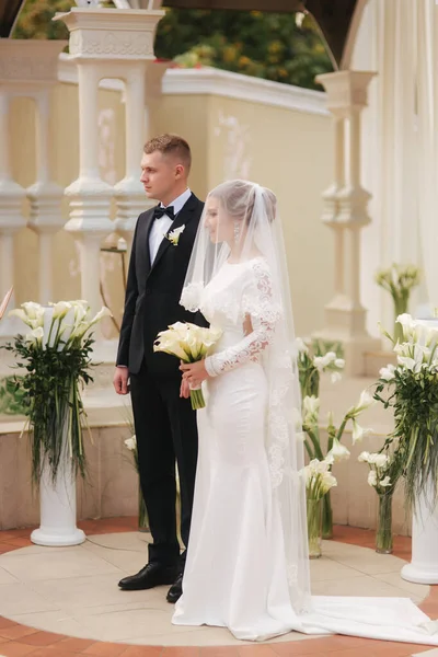 Noivo e noiva na cerimônia de casamento fora — Fotografia de Stock