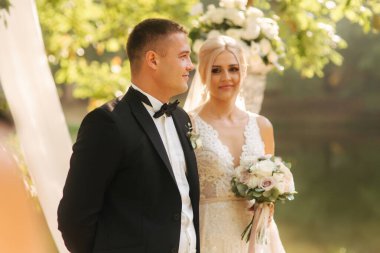 Sadece evli çift düğün töreni arka plan recorated ağacının kutlamak