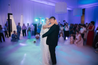 Şık düğün çifti ilk dans. Restoranda yakışıklı damat ve zarif gelin