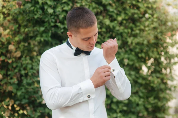 Jovem de camisa branca com laço preto arco ficar fora — Fotografia de Stock