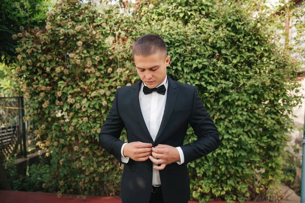 El novio guapo se vistió su chaqueta de boda. tiempo de otoño —  Fotos de Stock