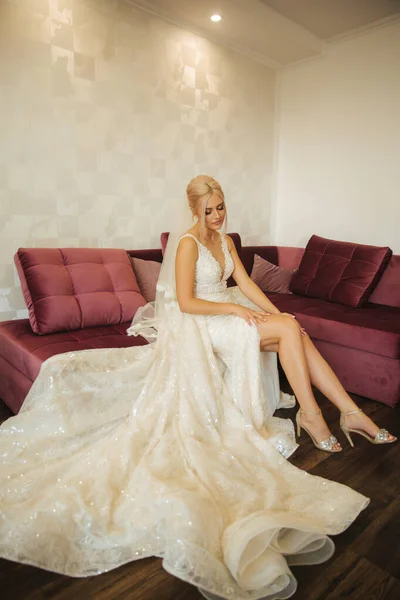 Junge und schöne Braut zu Hause. blondes Haar Mädchen im Hochzeitskleid — Stockfoto