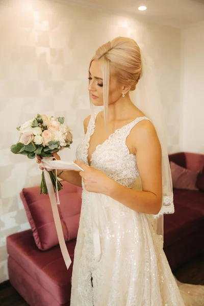 Porträt der wunderschönen Braut zu Hause. Charmante Frau mit Blumenstrauß. Morgen der schönen Braut. Hochzeitstag — Stockfoto