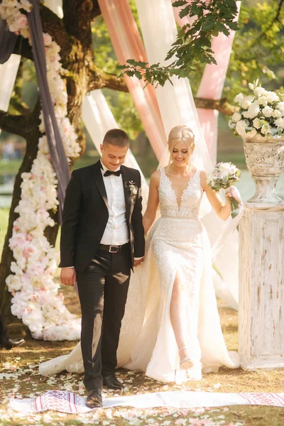 Apenas casal comemorar o fim da cerimônia de casamento Fundo da árvore gravada — Fotografia de Stock