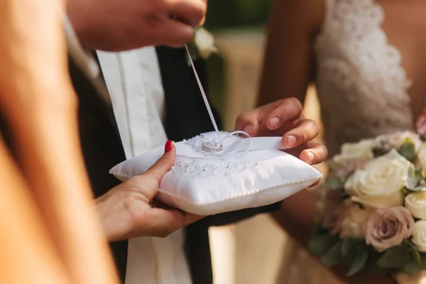 Close up de mãos noivo e noiva usando um anel — Fotografia de Stock