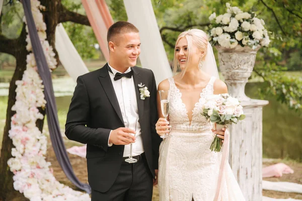 Apenas casal comemorar o fim da cerimônia de casamento Fundo da árvore gravada — Fotografia de Stock