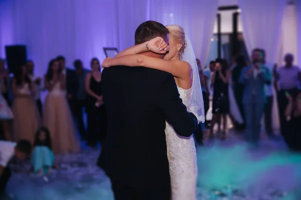 Retrato da primeira dança do par de casamento elegante. Bonito noivo e noiva elegante no restaurante — Fotografia de Stock