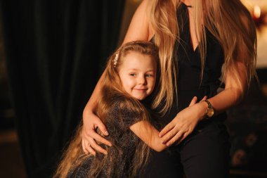 Güzel sarı saçlı anne ve güzel kızı Noel zamanı. Mutlu aile