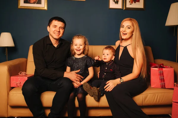 Família de Natal. Retrato de pai, mãe, filha e filho sentados em casa junto à árvore de Natal. Família feliz. Humor de Natal — Fotografia de Stock