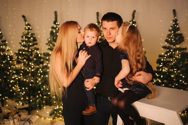 Keluarga Natal. Potret ayah, ibu, putri dan anak duduk di rumah dekat pohon Natal. Keluarga bahagia. Suasana Natal — Stok Foto