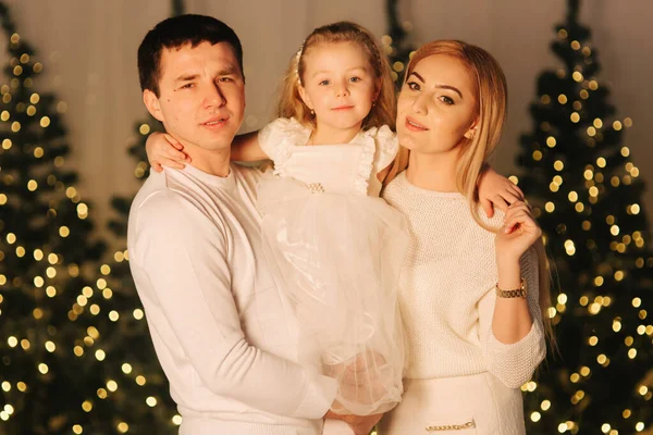 Küçük kız tatilde anne ve babasıyla. Mutlu aile Noel 'de — Stok fotoğraf